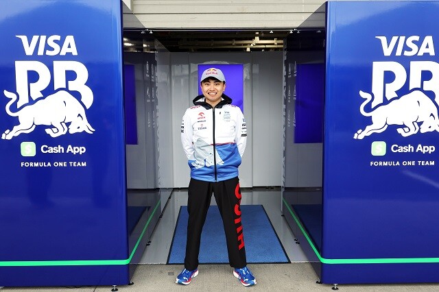 鈴鹿のパドックで取材に答える岩佐選手。今季参戦するSFについて「開幕戦での悔しさをバネに、オートポリスではしっかり戦って優勝を狙います」と話した