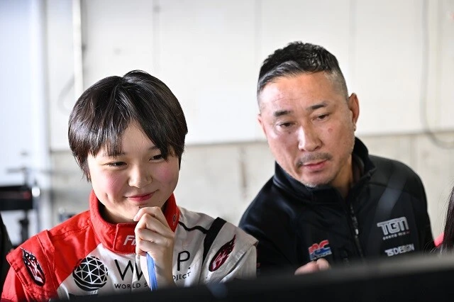 コーナーリング速度はF1に匹敵するといわれるスーパーフォーミュラのデビューが決まったJuju選手。2006年2月2日生まれで、18歳になったばかり。隣はJuju選手の父親で元F1ドライバーの野田英樹（のだ ひでき）さん