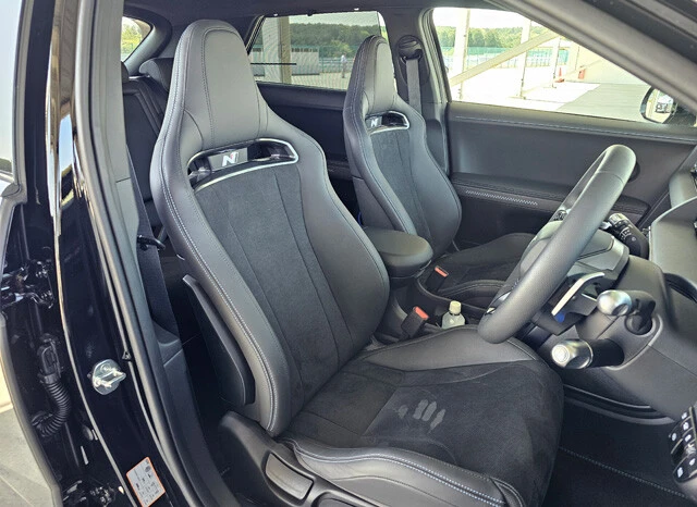 前席は本革&アルカンターラ仕立てのバケットタイプ。シートヒーターなどの機能も備える