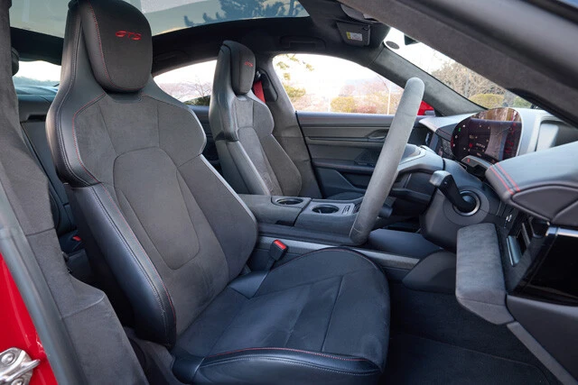 シートは電動調整機構付きのスポーツシートを標準装備。パノラマルーフは84万円のオプション