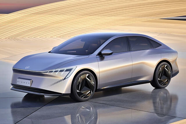 日産「エヴォコンセプト」　4ドアクーペ風のPHEV。スペックなどは不明だが、先進の運転支援技術と安全性能を備えているという。新感覚のセダンである