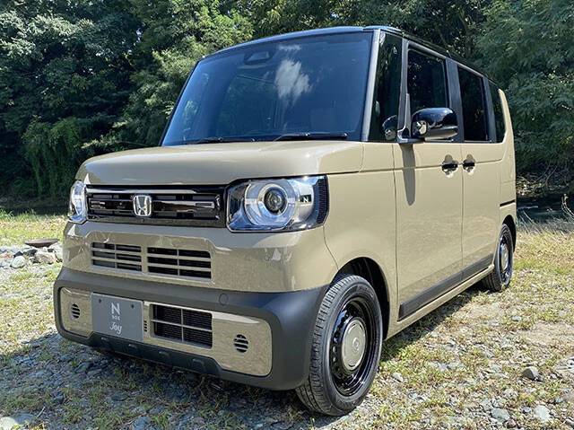 第8位【全車チェック柄シートの癒やし系ゆるふわSUV】ホンダ「N-BOXジョイ」沸騰する軽スーパーハイトワゴンSUV市場にホンダが投入したN－BOXジョイ。公園などでまったりアウトドアを楽しむクルマだ