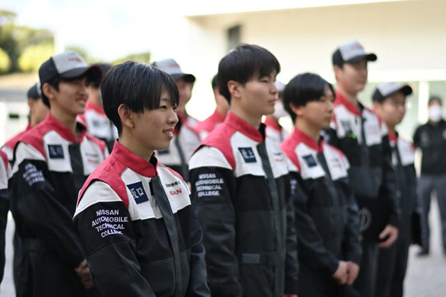 Dr.Kプロジェクトに参加した未来の名メカニックたち。国内トップEVメーカーの日産が運営する日産・自動車大学校は、最新の電子制御やEVを扱うカリキュラムも充実している