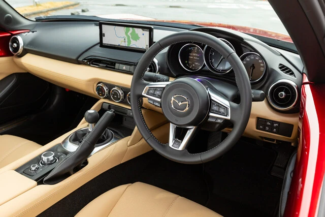 センターディスプレーは7インチから8.8インチへ。タコメーターはブラックの文字盤に変更