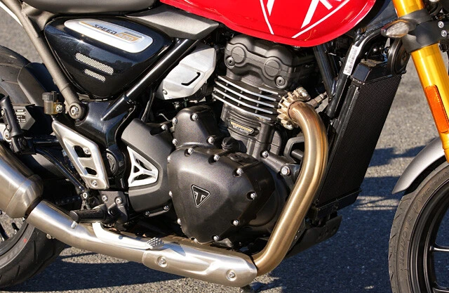 専用設計の水冷単気筒エンジンは、ブラックパウダーコートが施され、見た目の質感も高い