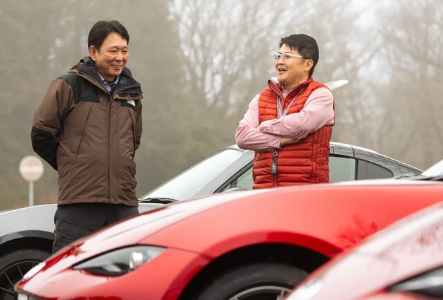 新旧4台を試乗後、ロードスターの開発責任者・齋藤茂樹氏（左）にロードインプレッションを伝える山本氏（右）