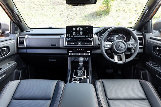 インパネは水平基調。上級グレードには電動フロントレザーシートが標準で装備される