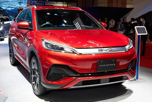 4つのドアポケットすべてに弦を装備！　さらにカラオケ機能まで用意する新感覚のEVがBYDのアットスリー