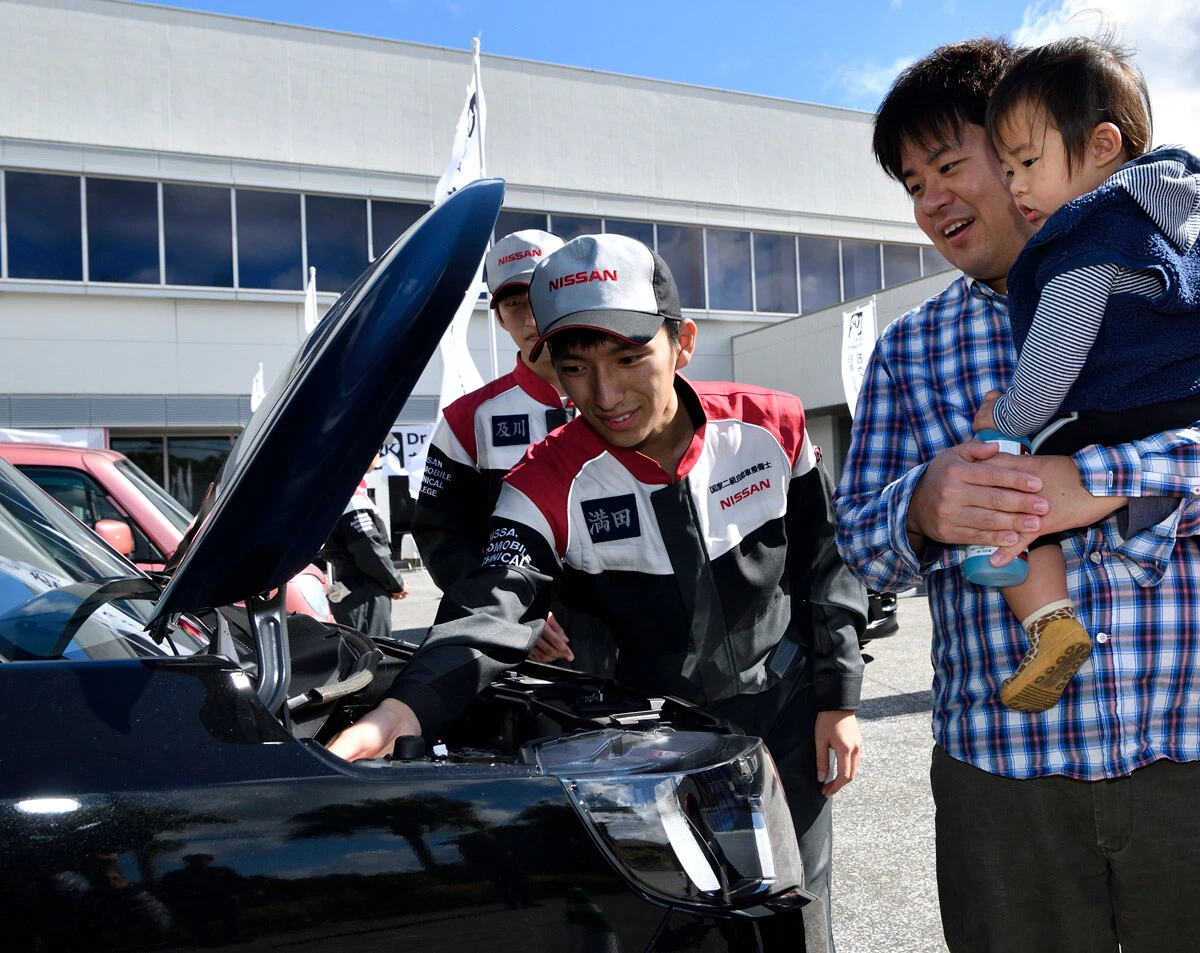 リアルなクルマとそのユーザーに応対する日産・自動車大学校の学生たち
