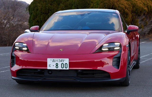 ポルシェ タイカン 価格:1286万~2609万円 世界中で売れに売れているタイカンは、4ドアのスポーツセダンタイプのEVだが、最高速度は250キロ! ちなみに車重は2850㎏と超ヘビー級