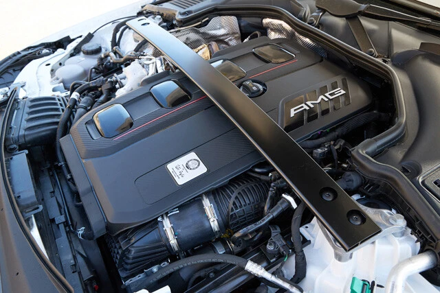 パワーユニットは熟練工が手作業で組み立てる。モーターを含む最高出力は680馬力