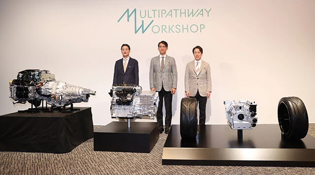 今年5月、トヨタ系は脱炭素エンジン開発について共同会見。左からスバルの大崎篤社長、トヨタ自動車の佐藤恒治社長、マツダの毛籠勝弘社長