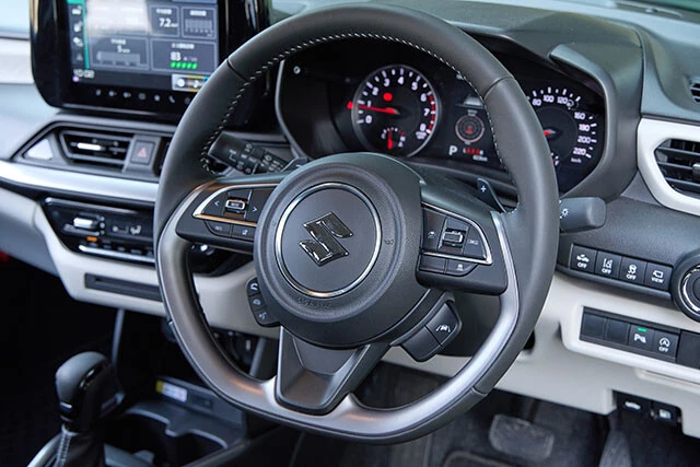 今回試乗したモデルのハンドルは本革巻きタイプ。ディスプレーオーディオは、スズキ初の9インチ