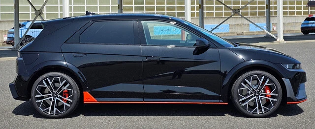 ボディサイズは全長4715㎜×全幅1940㎜×全高1625㎜。車重は2210㎏を誇る