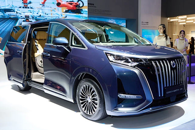 JMS2023でニッポン初披露となった高級EVミニバンのデンツァD9。BYDとメルセデス・ベンツの合弁会社がブチカマした