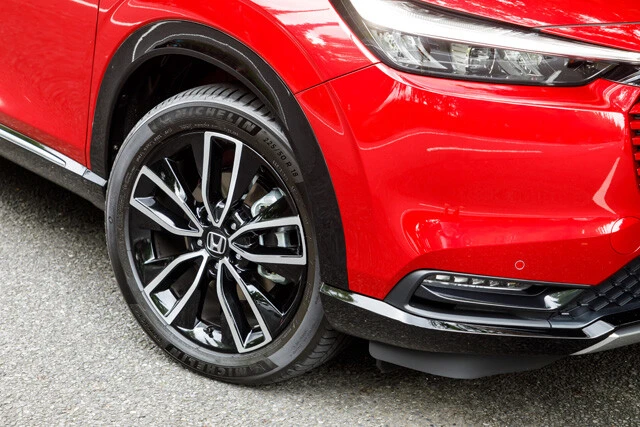 試乗モデルのタイヤは18インチを装着。銘柄はミシュランのプライマシー4であった