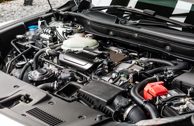 ボンネット内には駆動ユニットがバーン。極寒での耐久性は従来の約2倍