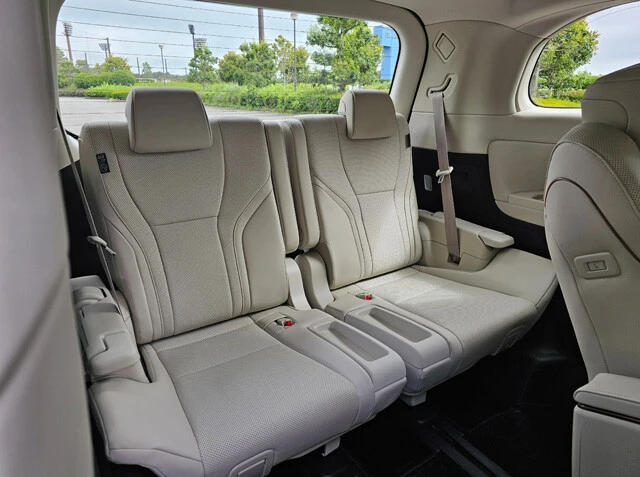 3列目シートもリクライニングし、専用のトレーや充電用USB端子もシッカリ装備
