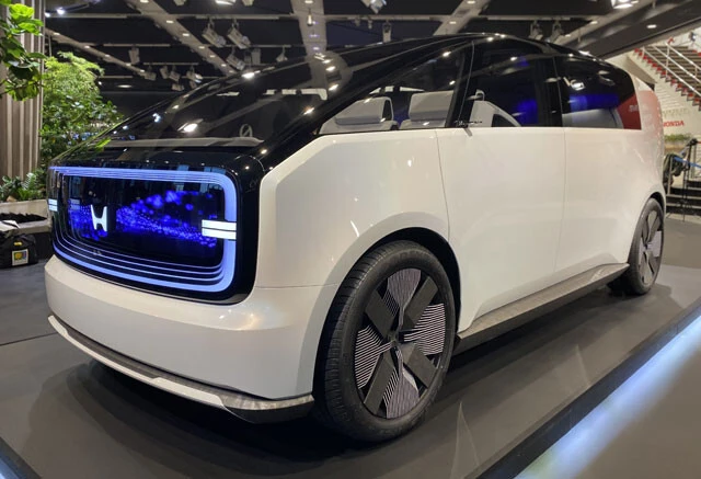 顔面にパン感はない。気になるのはこのEVミニバンの市販化だが、ホンダ関係者いわく「スペースハブはあくまでコンセプトモデル」