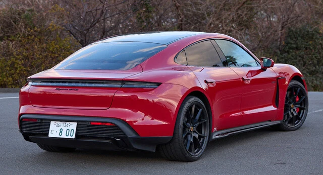 荷室の容量はリアが407リットルと十分。EVなので、ボンネットを開けると84リットルのスペースが顔を出す