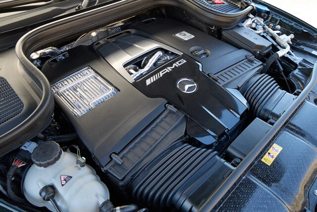 アクセルを踏むとスポーツカー顔負けのウルトラ加速を披露。最高出力612馬力に偽りナシ!