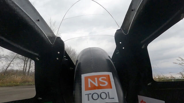 NSX-52からの視界。ドライバーはタイヤが前方の視界を塞ぐ中、300km/h以上の体感速度で走る