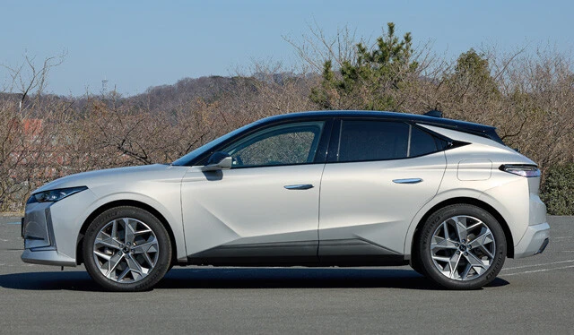 ボディの各所に鋭く立体的なラインが入っており、まるで彫刻作品。製造が大変そうだ