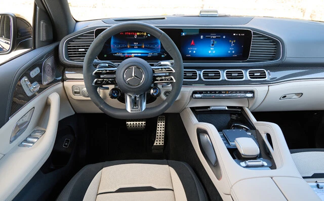 近未来感ハンパないインフォテインメントシステムは標準装備。豪華な室内は至れり尽くせり