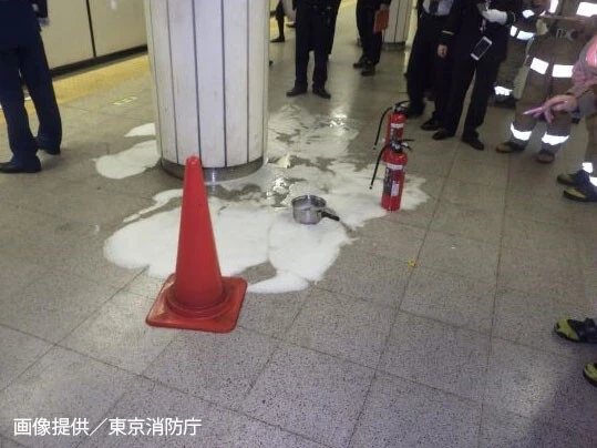 駅ホームで利用客がカバンの中に入れていたモバイルバッテリーが出火。消火器を使うレベルであった