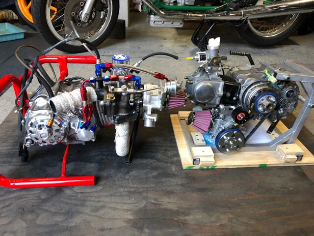 カブエンジンのスペシャリスト「スペシャルパーツ武川」や「FCデザイン」のカスタムによって、まずノーマル3.8psのエンジンをメカチューン＋インジェクション化。そして「ベルハンマー」が機械的な摩擦を極限まで減らしたことで、排気量は50ccのまま、8.2psまでパワーアップした。さらに「大和ラヂエーター」による極小のオリジナルインタークーラーや、「小倉クラッチ」の世界最小SCを加工するなどして、ようやく13.2psのエンジンが完成した