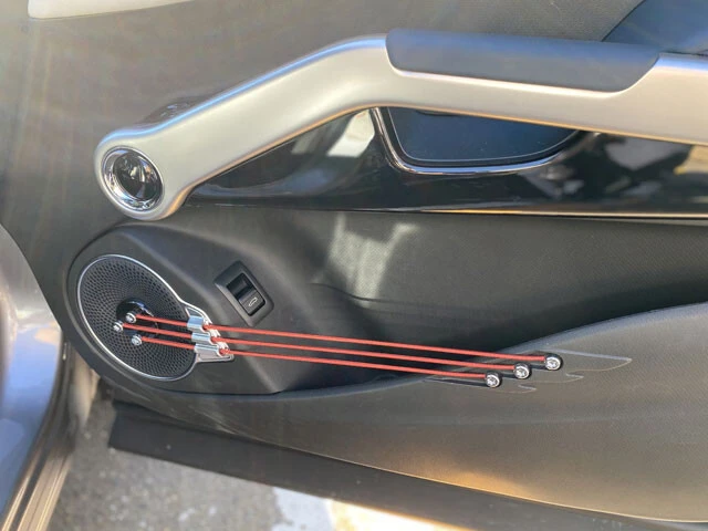 すべてのドアポケットに弦が張られている。音へのこだわりを感じる