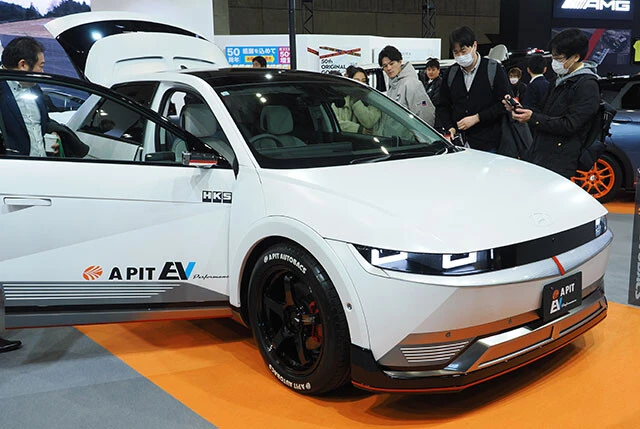 アピットEV「アイオニック5」ヒョンデのEV「アイオニック5」をカスタム。走りも見た目も磨き抜かれているという。こちらも車検対応なのは言うまでもない