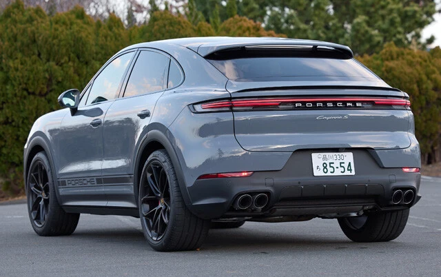 荷室の容量は625リットル。後席を倒せば1540リットルまで拡大し、不満はない。グラマラスな後ろ姿がそそる