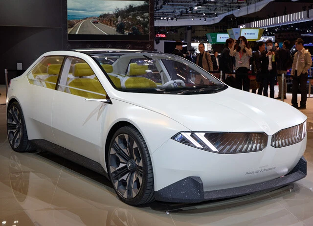 写真の試作車についてBMWは、「サステナビリティに完全対応できるEV」と胸を張る