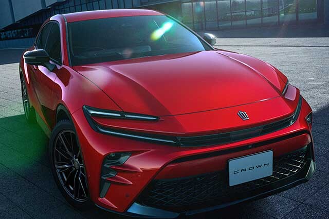 クラウンスポーツのPHEVは全長4720㎜×全幅1880㎜×全高1570㎜。車重は2030㎏。エンジンは2.5L。価格は765万円