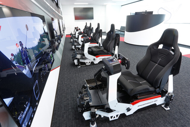 施設内にある最新のシミュレーターは、世界中のサーキットをいろんなポルシェで走行できる優れもの