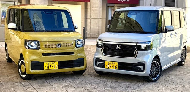 上半期も爆売れした絶対王者のN-BOX。左が標準で、右が売れ筋のカスタム 撮影/週プレ自動車班