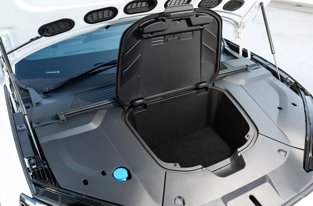 最新EVのボンネットを開けると、ふた付きの50リットルの収納スペースが現れる