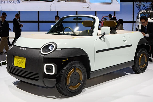 「オサンポ」コンパクトオープンカー。ボディサイズは全長3395㎜×全幅1475㎜×全高1330㎜。車高が高いので開放感もあるという