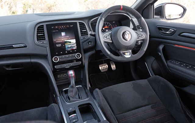 今回の試乗車は6速ATだったが、6速のマニュアルトランスミッションも用意されている