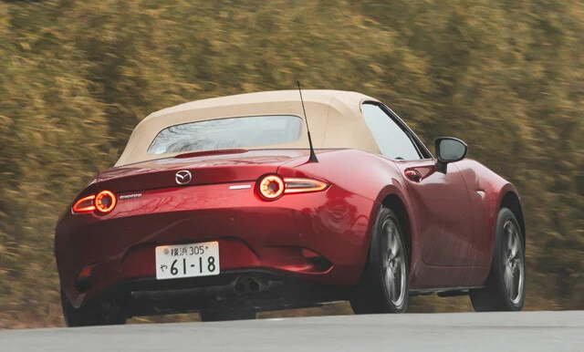 テールランプはジェットエンジンのアフターバーナーをモチーフにしたデザインに変更された