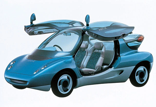 水素ロータリーエンジン第1号車　マツダ「HR-X」1991年の東京モーターショーに世界初の水素ロータリーエンジンを搭載した試作車を出展。ロードスターに水素ロータリーエンジンを搭載したことも