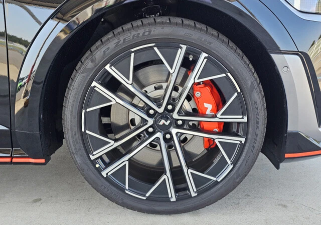 タイヤは21インチ。ブレーキパッドにはNの文字が輝く。実際に見ると迫力満点