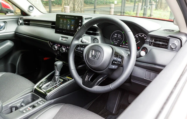 インパネの中央部から左側には合成皮革が。ちなみにエアコンのダイヤルはメッキ加工