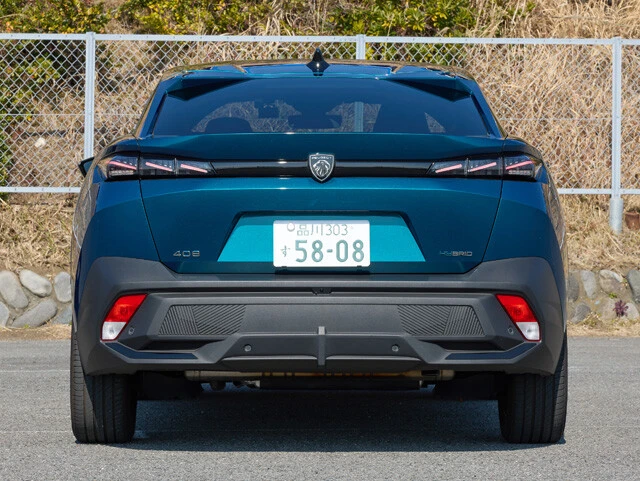 バックドアは跳ね上げ式で、いわゆるセダンではない。クーペ風のクロスオーバーSUVである