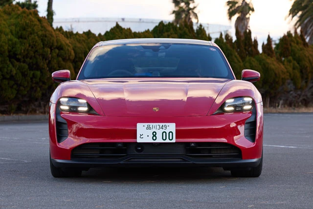 次点　ポルシェ「タイカン」昨年、世界で4万629台を販売したタイカン。写真は21年にニッポン市場に導入されたタイカンGTSで、中間グレードにあたる