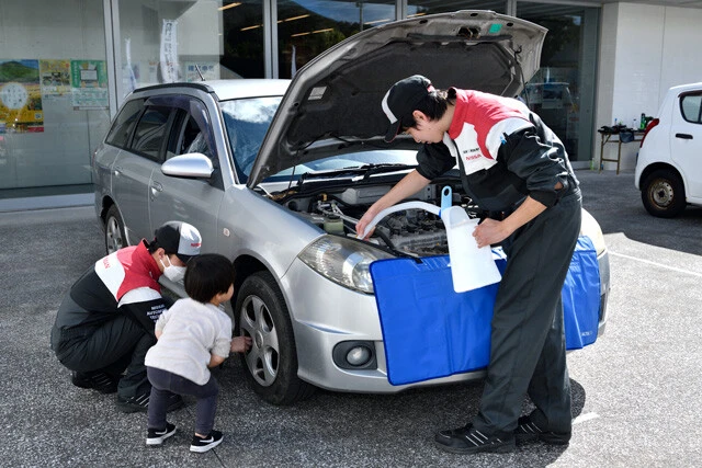 車点検の様子に小さな子供も興味津々