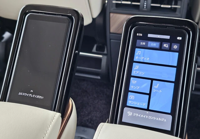2列目シートにはスマホのような脱着可能なタッチ式コントローラーが用意されている