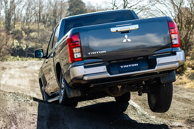 このようにタイヤが浮くような無理ゲーにも程がある極悪路も、三菱が磨き抜いた異次元の4WD技術により、アッサリ突き進む