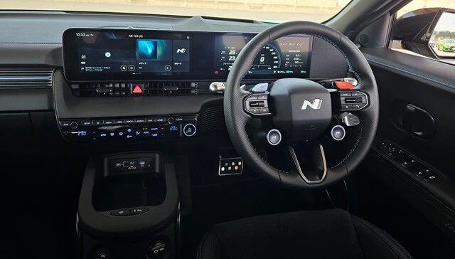 男心を刺激するメカメカしいコックピット。液晶メーターにはモーター温度やバッテリー温度などの情報が表示される